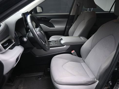Used 2023 Toyota Highlander LE image 18