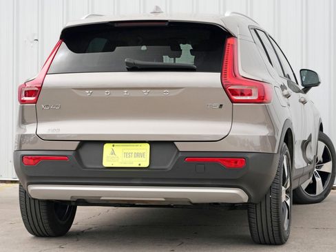 Used 2022 Volvo XC40 T5 Momentum w/ Premium Package image 4