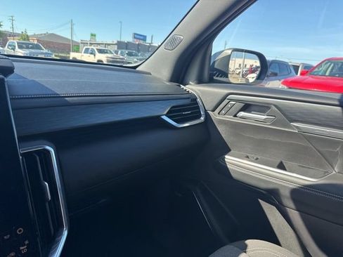Used 2025 GMC Acadia Elevation FWD image 19