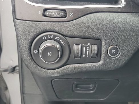 Used 2019 Jeep Cherokee Trailhawk w/ Comfort/Convenience Group AWD/4WD image 33