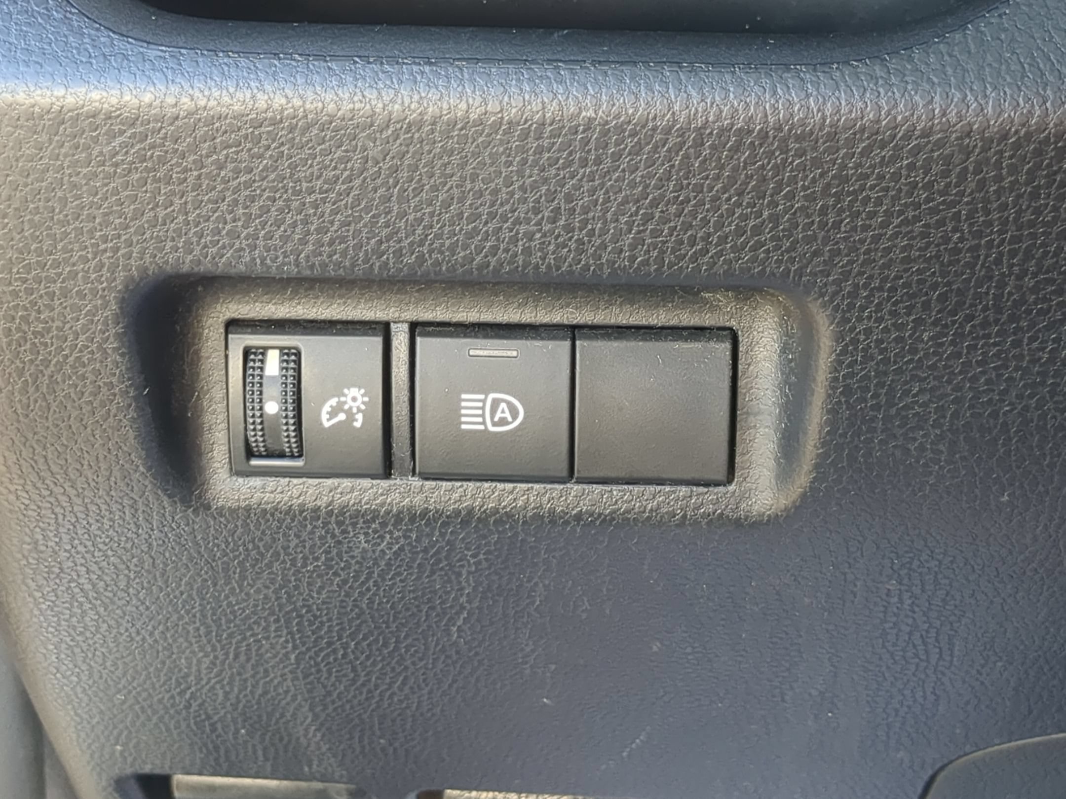Used 2021 Toyota RAV4 LE AWD/4WD image 16