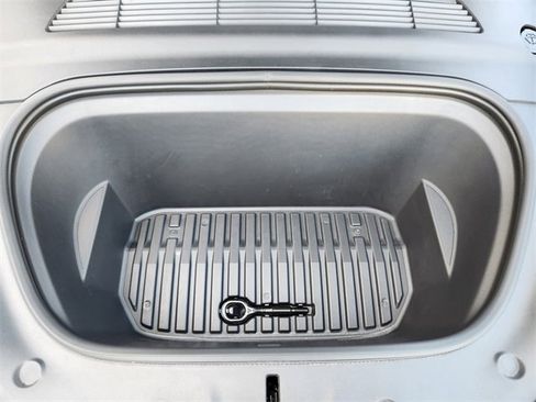 Used 2023 Tesla Model Y Long Range image 21