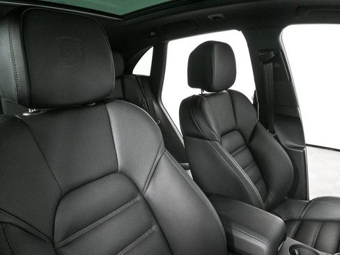 Certified 2026 Porsche Macan image 24