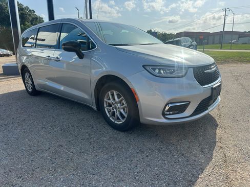 Used 2024 Chrysler Pacifica Touring-L FWD image 9