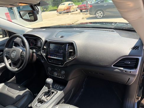 Used 2019 Jeep Cherokee Limited w/ Luxury Group AWD/4WD image 31