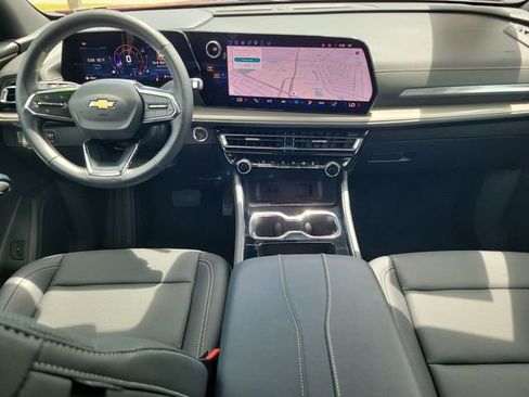 Certified 2025 Chevrolet Traverse LT w/ Driver Confidence Package FWD image 11