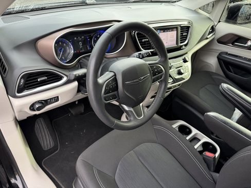 Used 2023 Chrysler Voyager LX image 12