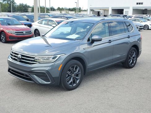 Certified 2023 Volkswagen Tiguan SE w/ Panoramic Sunroof Package FWD image 9