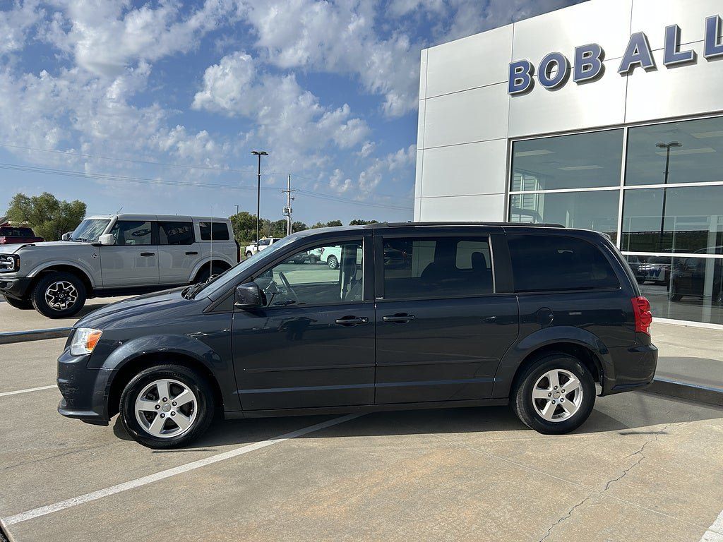 Used 2013 Dodge Grand Caravan SXT w/ Rear Park Assist Pkg FWD image 2