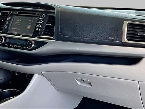 Used 2016 Toyota Highlander Plus FWD image 20