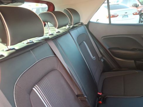 Used 2022 Hyundai Venue Limited FWD image 15