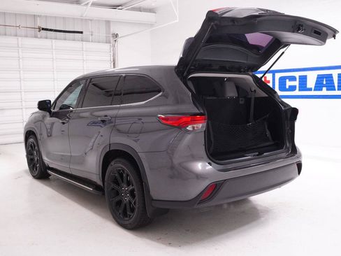 Used 2022 Toyota Highlander L FWD image 32