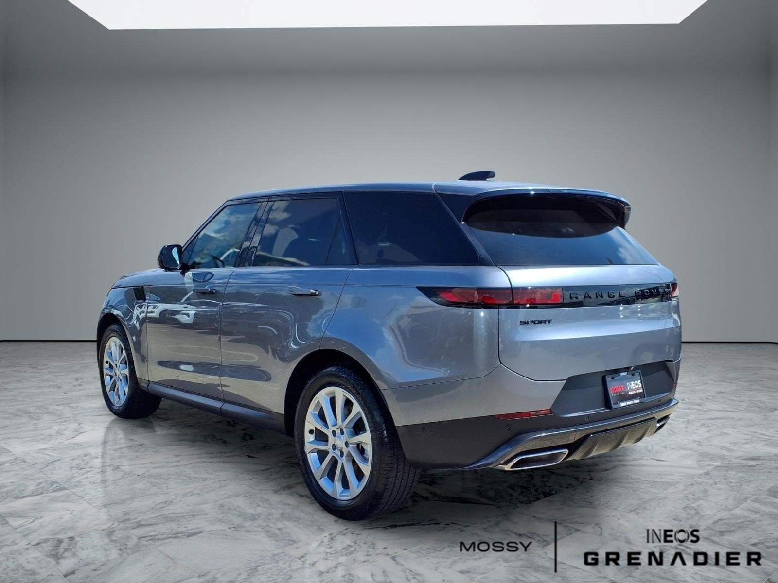 Used 2025 Land Rover Range Rover Sport SE AWD/4WD image 2