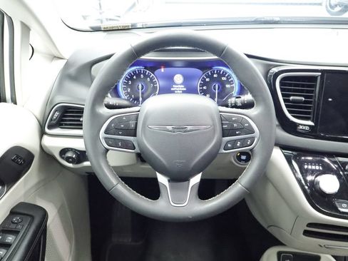 Certified 2024 Chrysler Pacifica Touring-L FWD image 17