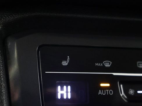 Used 2022 Volkswagen Tiguan SE image 46