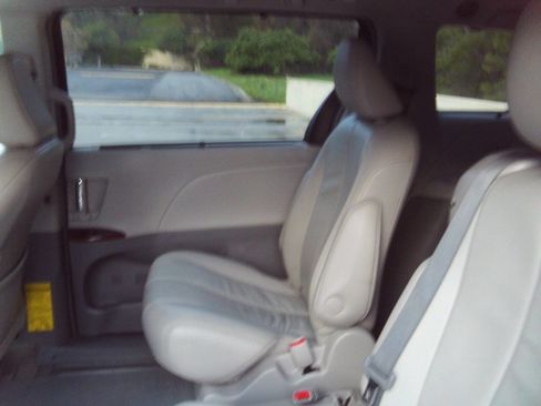 Used 2012 Toyota Sienna XLE image 20