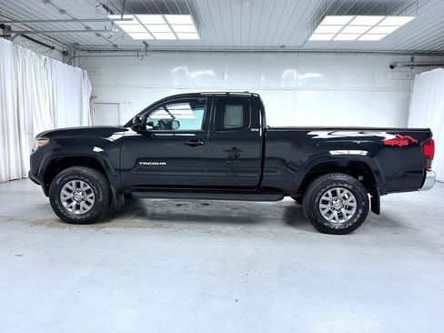 Certified 2019 Toyota Tacoma SR5 AWD/4WD image 3