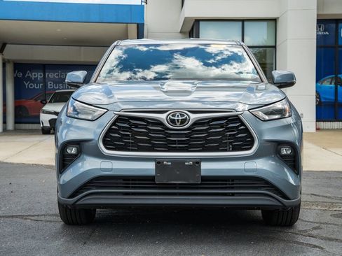 Used 2023 Toyota Highlander LE FWD image 2