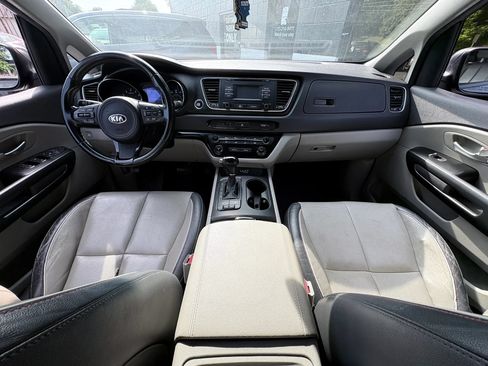 Used 2017 Kia Sedona LX w/ LX Essentials Premium Package FWD image 24