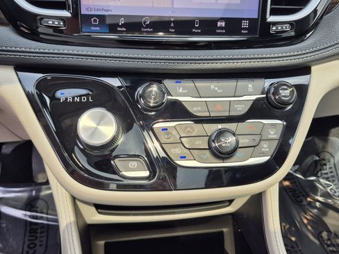 Used 2023 Chrysler Pacifica Limited FWD image 28