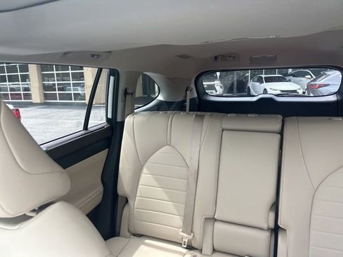 Used 2020 Toyota Highlander XLE FWD image 11