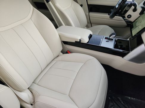 Certified 2025 Land Rover Range Rover SE image 15