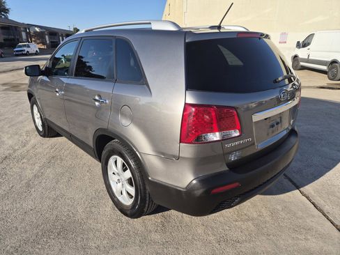 Used 2013 Kia Sorento LX w/ Convenience Pkg image 3