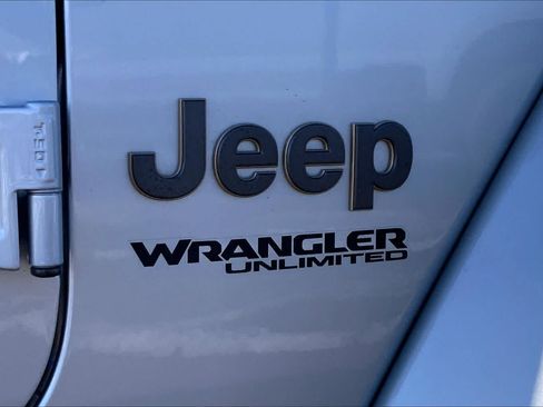 Used 2022 Jeep Wrangler Unlimited Rubicon AWD/4WD image 9