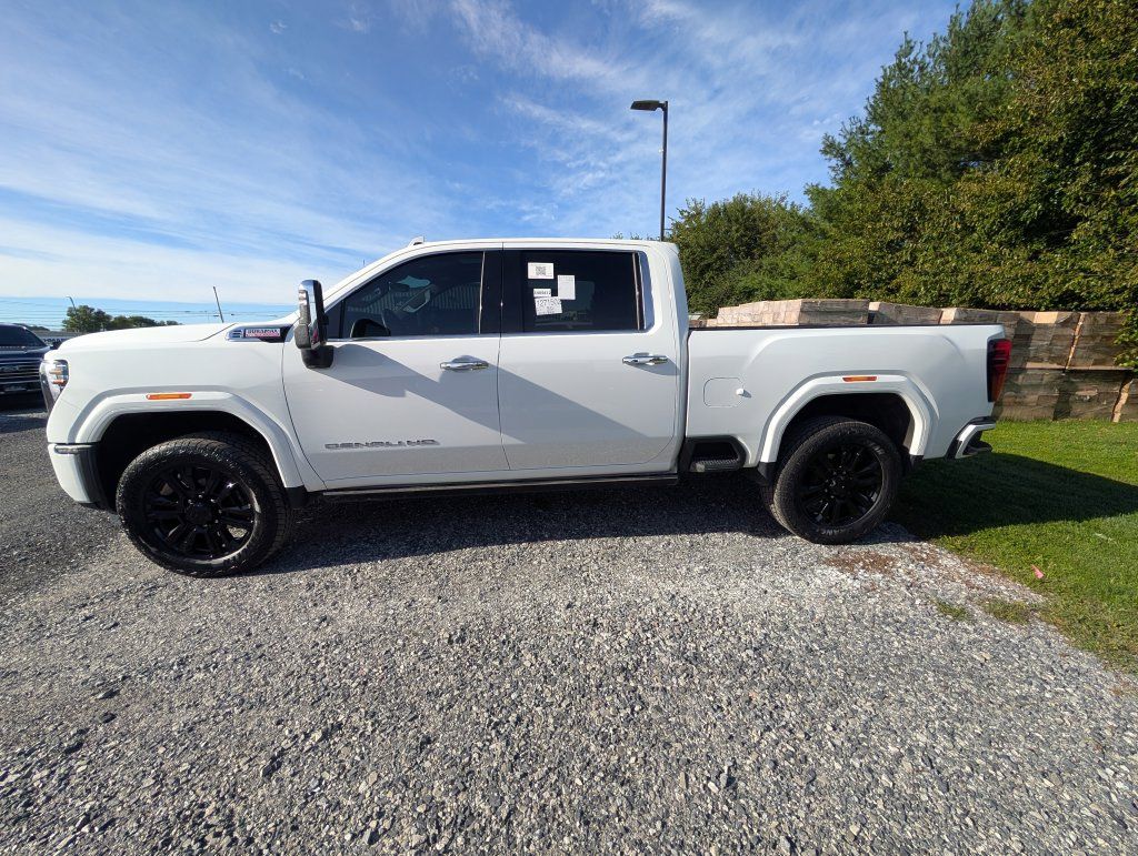 Used 2025 GMC Sierra 2500 Denali w/ Denali Reserve Package AWD/4WD image 3