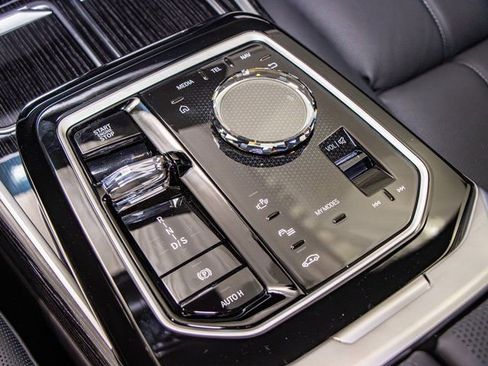 Used 2025 BMW 760i xDrive w/ Premium Package image 19