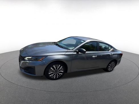 Used 2025 Nissan Altima 2.5 SV FWD image 8