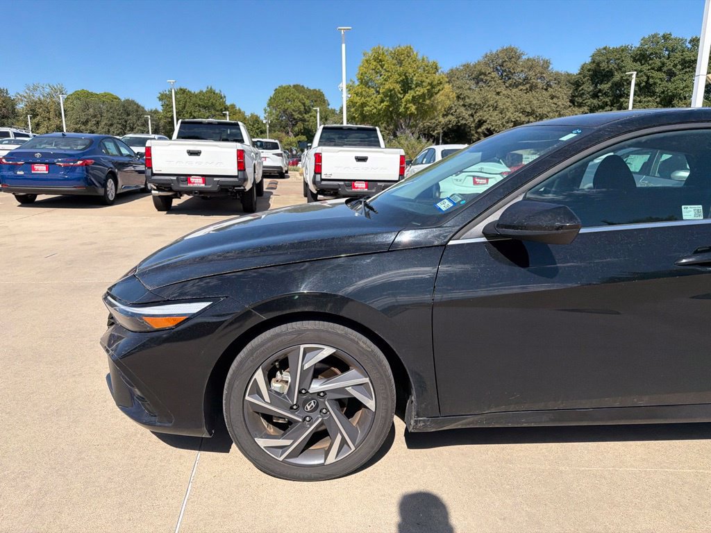 Used 2025 Hyundai Elantra SEL FWD image 2