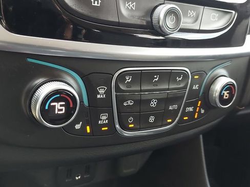 Used 2018 Chevrolet Traverse LT AWD/4WD image 38