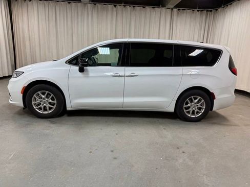 Used 2025 Chrysler Pacifica Select FWD image 9
