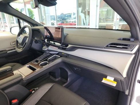 New 2026 Toyota Sienna Platinum AWD/4WD image 30
