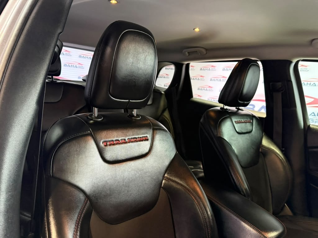 Used 2020 Jeep Cherokee Trailhawk AWD/4WD image 54