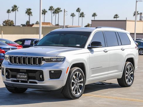 Used 2021 Jeep Grand Cherokee L Overland w/ Luxury Tech Group IV AWD/4WD image 3