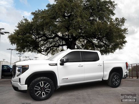 Used 2023 GMC Sierra 1500 AT4 w/ Technology Package AWD/4WD image 1