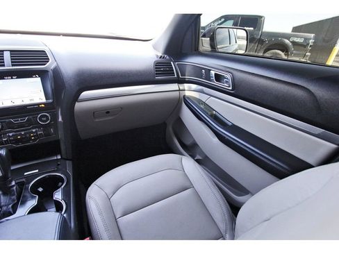 Used 2018 Ford Explorer XLT w/ Equipment Group 202A FWD image 10