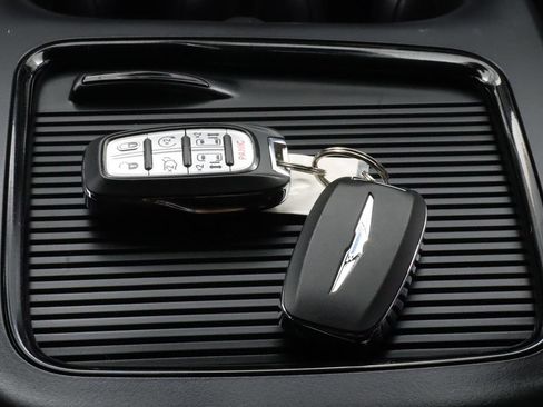 Used 2023 Chrysler Pacifica Touring-L w/ S Appearance Package FWD image 16