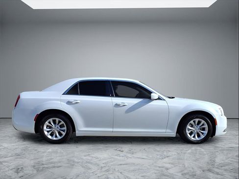 Used 2022 Chrysler 300 Touring image 28