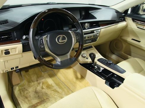 Used 2014 Lexus ES 350 w/ Premium Package FWD image 17