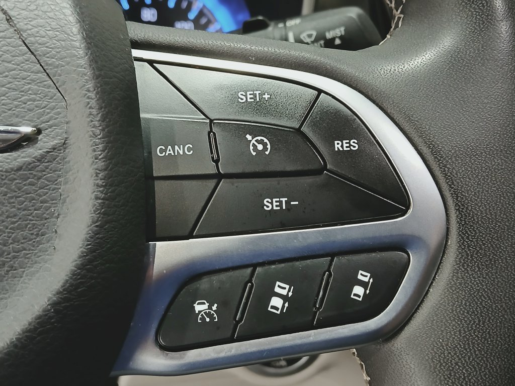 Used 2024 Chrysler Pacifica Touring-L FWD image 27