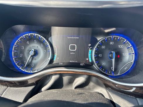 Used 2024 Chrysler Pacifica Limited FWD image 13
