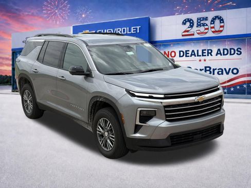 Used 2026 Chevrolet Traverse LT w/ Driver Confidence Package FWD image 11