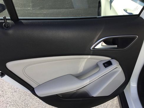Used 2019 Mercedes-Benz GLA 250 4MATIC w/ Premium Package image 19