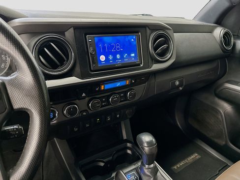 Used 2017 Toyota Tacoma TRD Off-Road w/ Premium & Technology Package AWD/4WD image 25