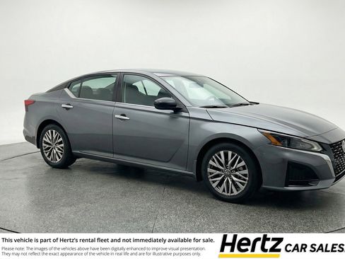 Used 2025 Nissan Altima 2.5 SV image 1