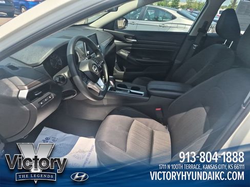 Used 2025 Nissan Altima 2.5 SV FWD image 9