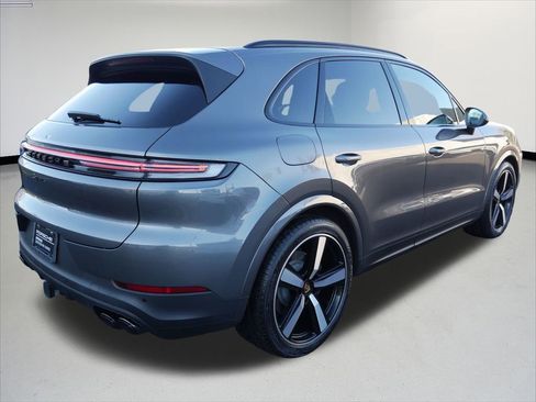 Used 2024 Porsche Cayenne image 7